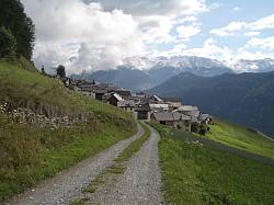 Wandern in der
                  Schweiz: Engadin bei Tschlin