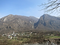 Aurigeno, Aufstiegsweg, Blick
          von der Maggia, 2014