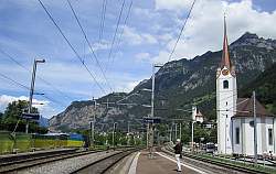 Bahnhof
                      Flüelen, im Hintergrund Oberaxen 