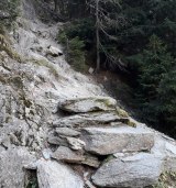 steile, sandige Felstritte oberhalb Grünsee