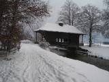 alte gedeckte
                Holzbrücke im Winter
