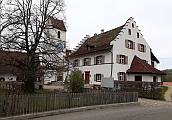 Kirche und Pfarrhaus von
            Oltingen BL