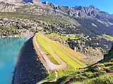 grasiger Staudamm Gscheneralp, darber das Hochmoor