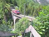 Kehrtunnel; Treppen unterqueren die Geleise