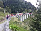 Glacier Express auf dem Viadukt von Sedrun