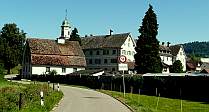 Kloster Fahr (AG).
                Die Kantonsgrenze folgt z.T. unmittelbar der
                Klostermauer. Bild: Hanspeter Schwarz