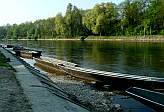 Bei
                    Ottenbach. Die Grenze verläuft mitten in der Reuss.
                    Schwimmen oder im Weidling bewältigen, beides gegen
                    die Strömung - oder gemütlich dem Ufer entlang
                    wandern.