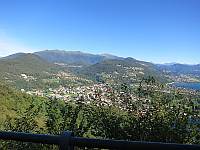 Blick ins Malcantone (linke Bildhälfte),
                    darüber der Gratweg Tamaro - Lema (Blick vom Monte
                    Caslano) 